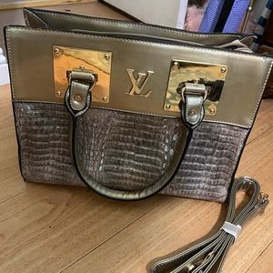 Large bag in great condition. No rips or tears.